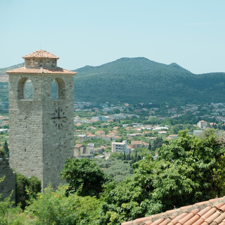 【Bella出國去】地中海最神祕的中世紀小鎮「巴爾」！被“黑山”圍繞，堡壘遺跡吸引無數觀光客造訪