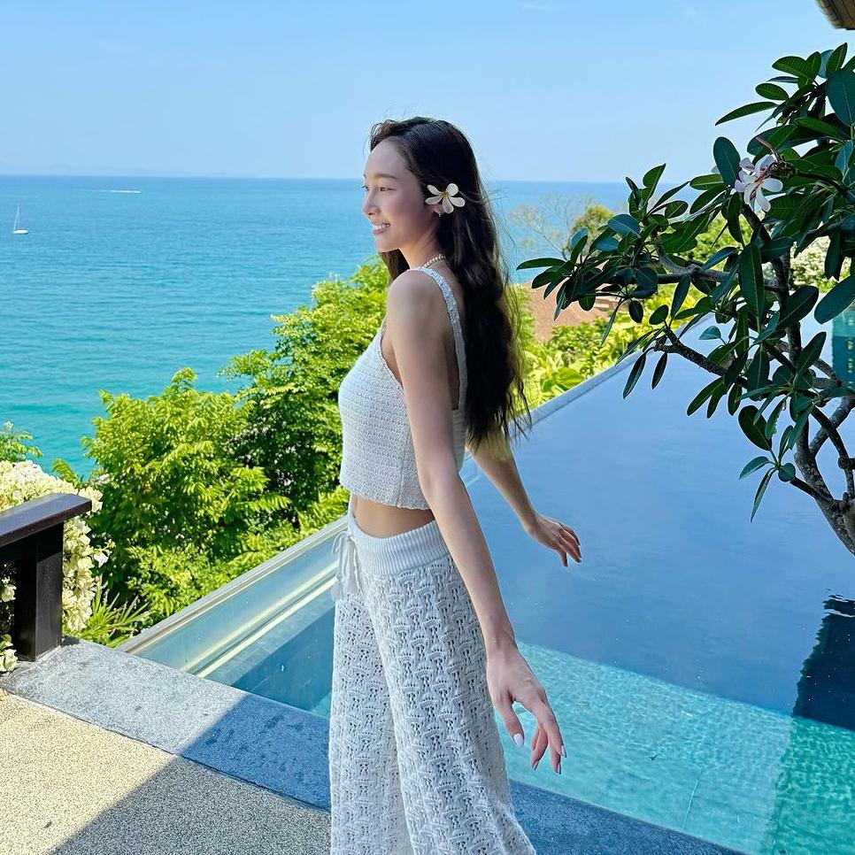 南韓女星Jessica鄭秀妍根本穿搭教科書！善用「白色單品」襯托優雅氣質，夏日度假也能穿出名媛貴氣感！
