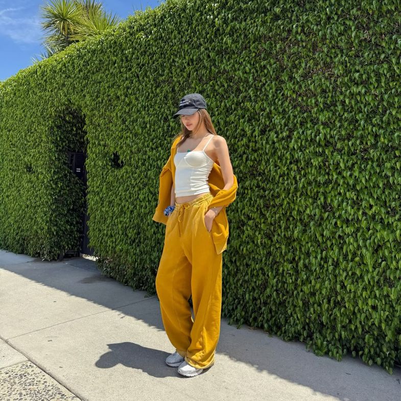 Lisa 5套私著示範「黃色穿搭」！這樣穿，黃皮膚女孩秒顯白！