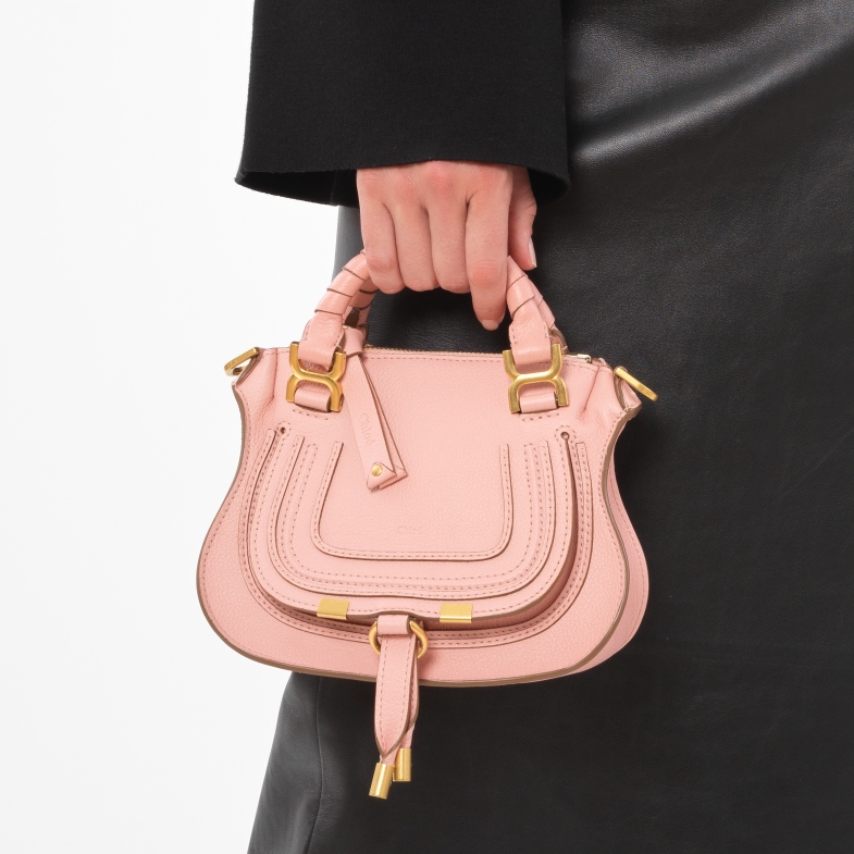 為何女孩都愛Chloé？從2023秋冬7款包看起：「Woody」托特包穩坐銷售榜首，粉色鈴鼓包來勢洶洶！