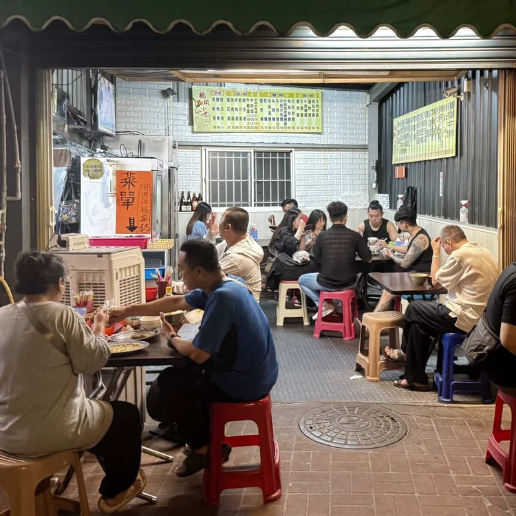 【桃園人帶路】中壢深夜熱炒店「橋頭小吃」，路邊無招牌依舊熱賣30年