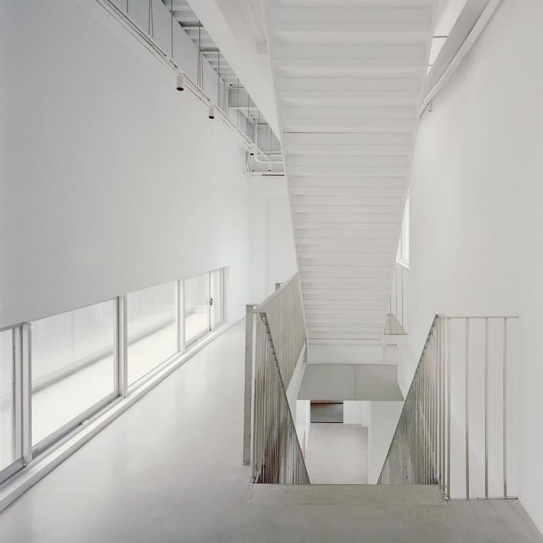 台中極簡建築「鎰呈行」獲國際高度肯定！波光粼粼立面，5大設計亮點