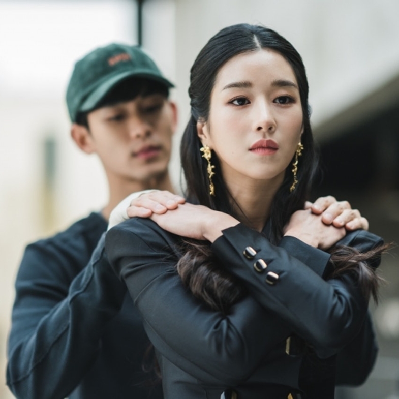 《雖然是精神病但沒關係》徐睿知螞蟻腰成熱搜！小臉秘訣竟在耳環？