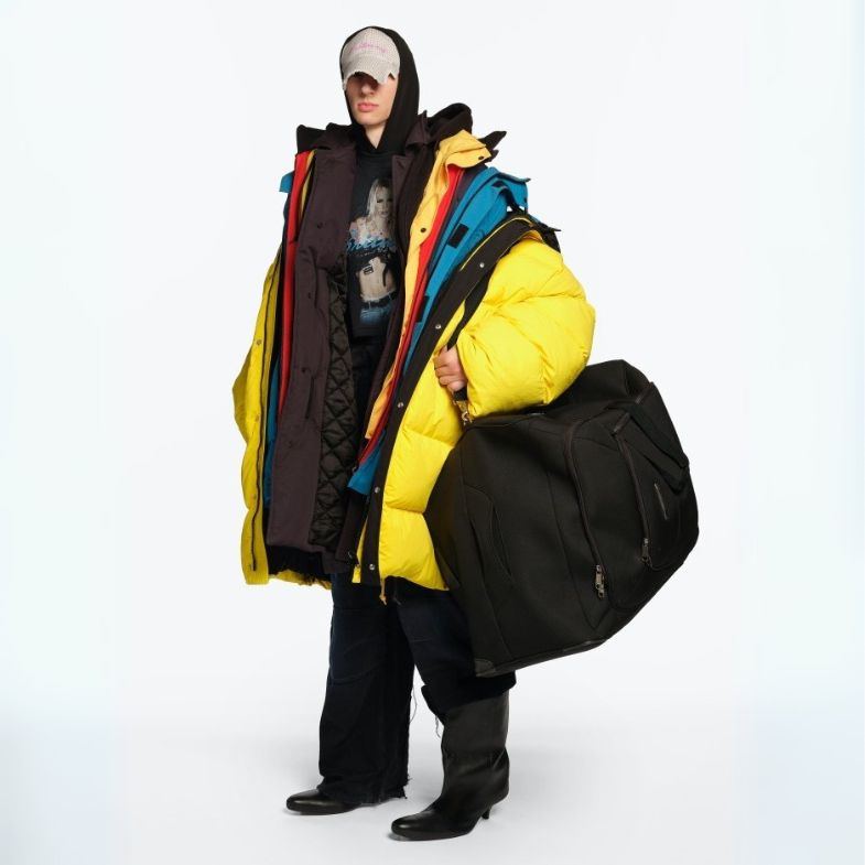 Balenciaga聯名小甜甜布蘭妮！5大經典單品回歸，多層次防風衣成焦點