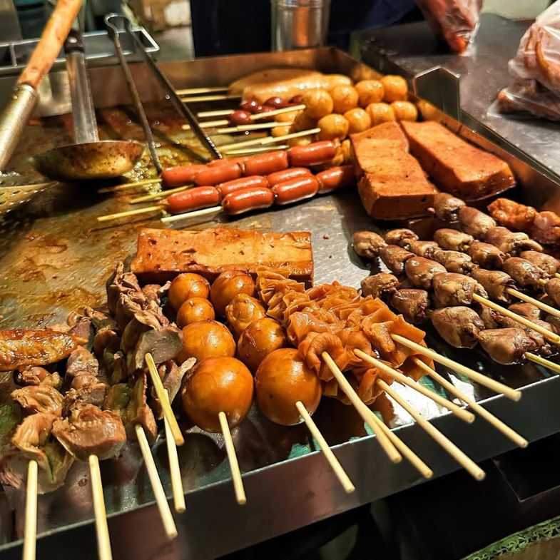 雲林虎尾夜市怎麼吃？精選6大排隊美食：酥炸大魷魚、Q韌雞腳，週三、週五限定開吃！