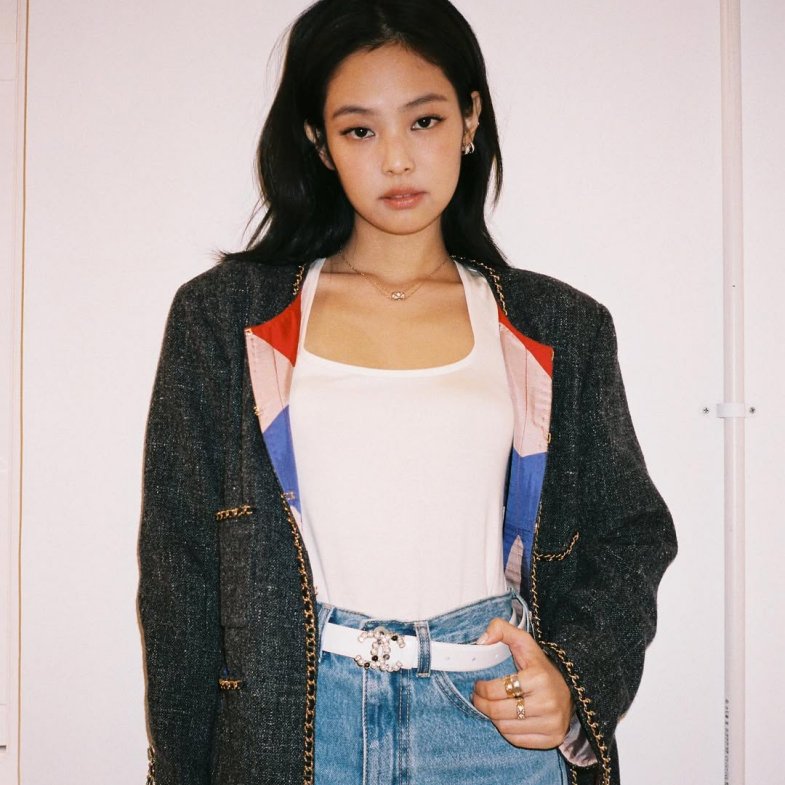 Jennie小香外套穿搭示範！經典版型收藏價值高，短版、撞色設計減齡又顯高！