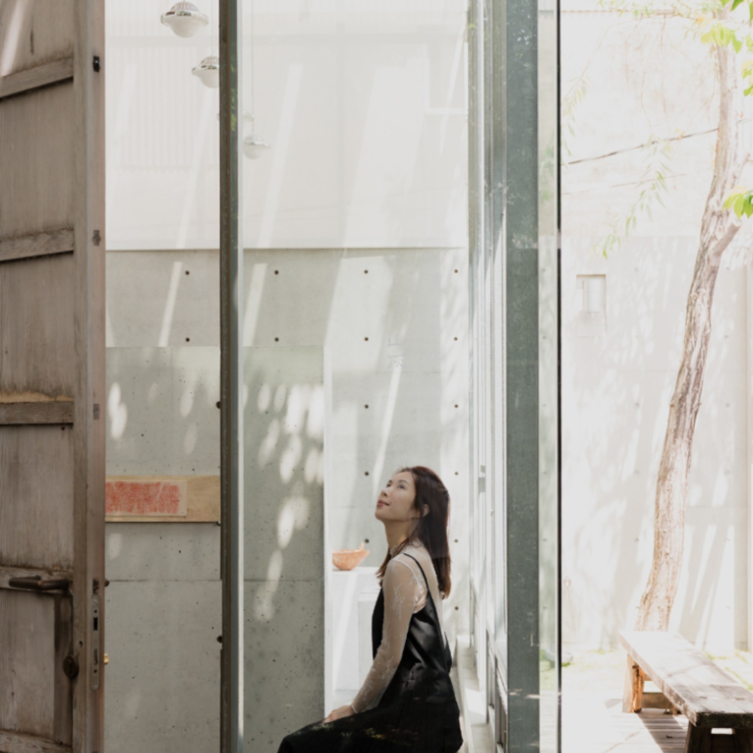 台南必訪！漁光島極簡空間「森初」王怡方陶藝展登場，清水模建築中悠然靜心