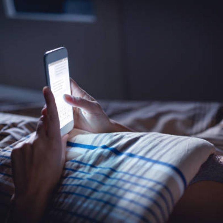 防曬過頭竟會讓你晚上睡不好？影響睡眠品質的５個壞習慣，現代人床上滑手機越久越難入睡