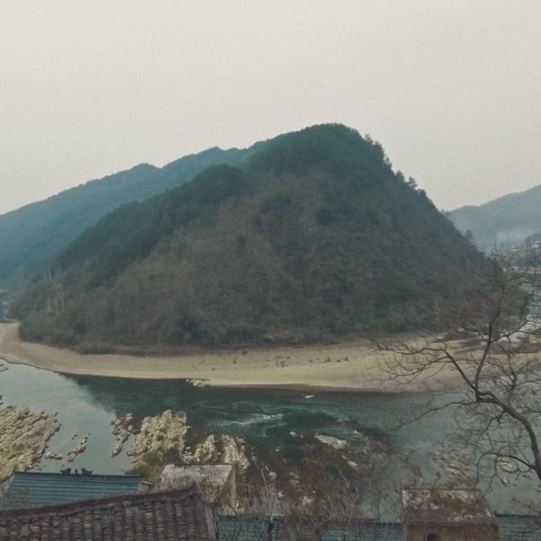夏姿2025秋冬大秀前導片釋出！深入貴州秘境，以「無字史書」為靈感，探索貴州繡娘的千年傳承