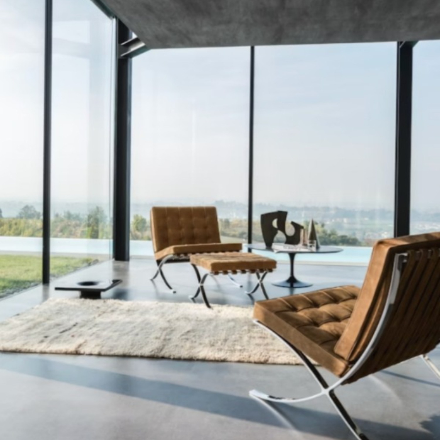 Jennie新MV神級名椅10件盤點！獵鷹椅、巴塞隆納椅全曝光，設計家具控快發瘋