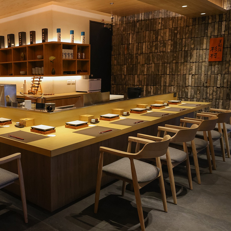 日本頂級天婦羅老店「杉村」進軍台灣，首店進駐台北萬豪！店內菜單以當日最新鮮食材而定，吃什麼全靠運氣！