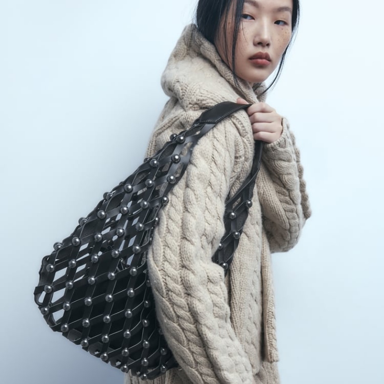 Zara 2024春季包款推薦Top6！「半月包」掀起搶購風潮，不對稱腋下包即將完售！