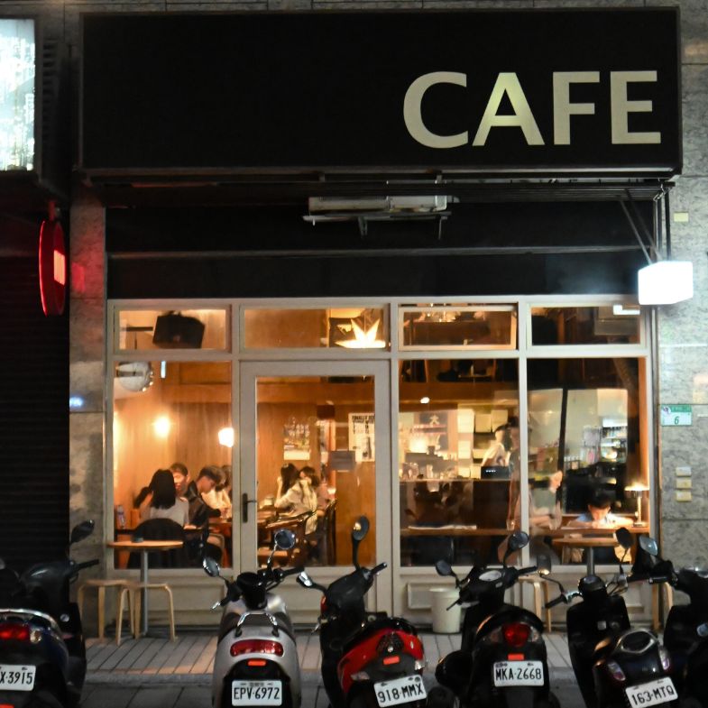 【儂儂咖啡館】信義安和「STONE espresso bar」讓人一秒飛到巴黎街頭，老派卡布、鹽之花巧克力蛋糕初訪者必點！