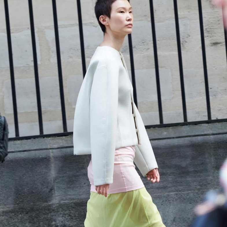 顯白穿搭5招解析！韓國色彩專家建議：黃皮挑「這個顏色」膚色亮一階！