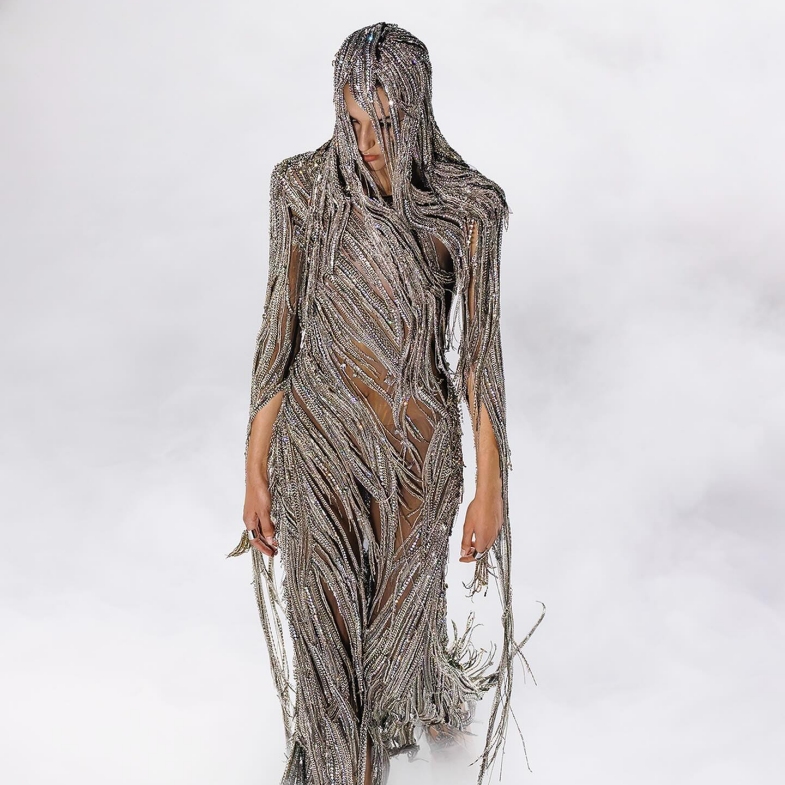 【2025春夏時裝週】McQueen新任創意總監第二季大獲好評！5大亮點：銀色流蘇禮服剛柔並濟，46套造型商業、藝術兼具