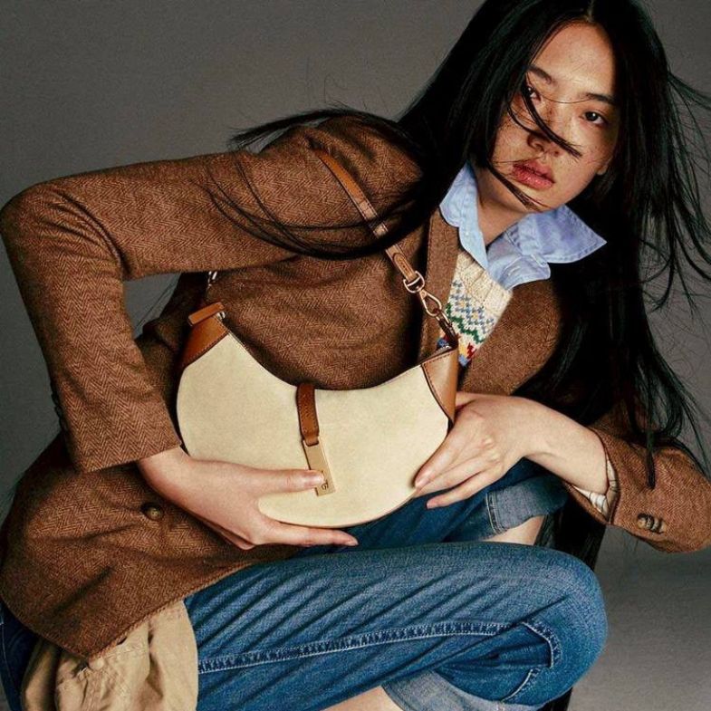 Ralph Lauren 早秋穿搭 3 招示範：Polo Play 托特包、焦糖可頌包、時髦休閒一次滿足！