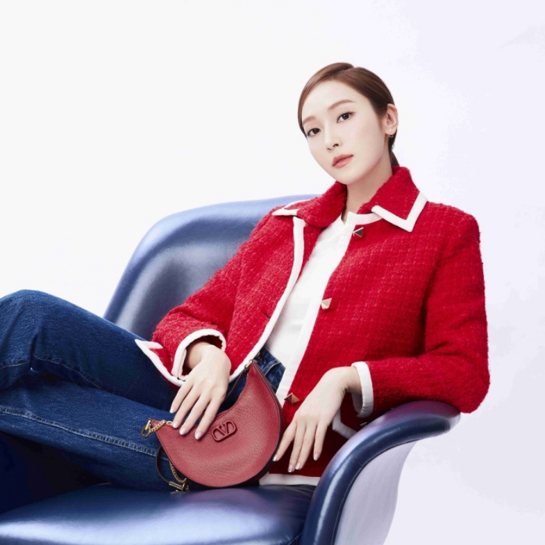 2023春季紅色鞋首推Valentino！水桶包征服楊謹華，鄭秀妍Jessica最愛「V Logo」半月包