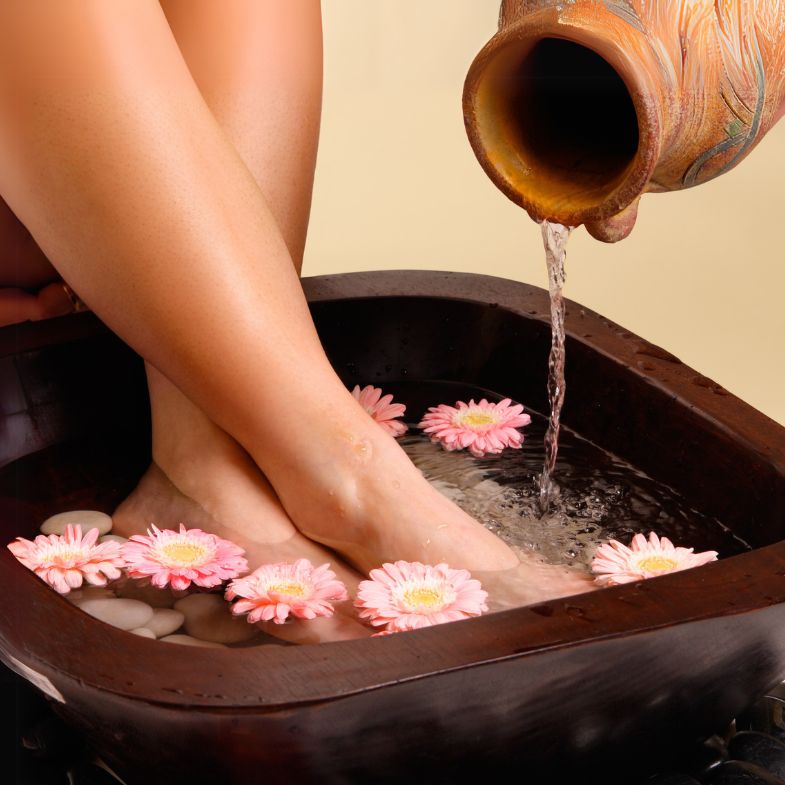 泡腳有什麼好處？泡腳前先了解這 6 件事：加浴鹽可消水腫、睡前泡效果最好！