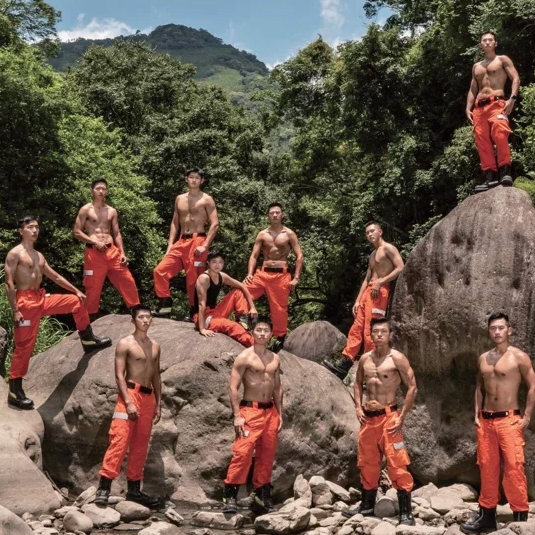 「新竹消防猛男2021月曆」性感推出！山間叢林大露肌肉，女孩心中失火啦