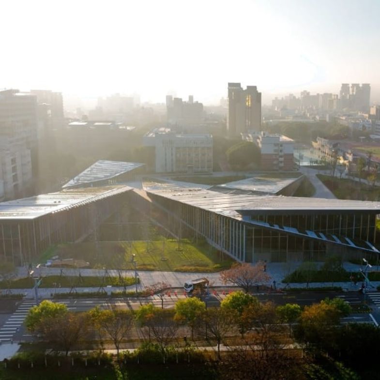 全台六大隈研吾建築地標：台中高鐵空橋「月亮灣」、逢甲大學「至善樓」