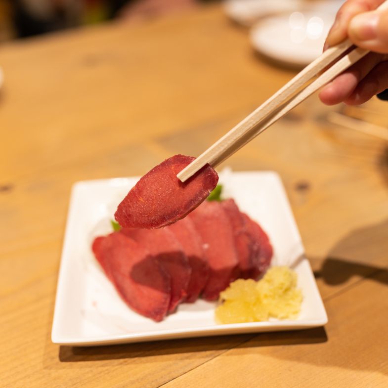 居酒屋不是只有賣串燒！盤點日本東京的 8 間居酒屋，這間居酒屋竟然有賣「馬肉」！