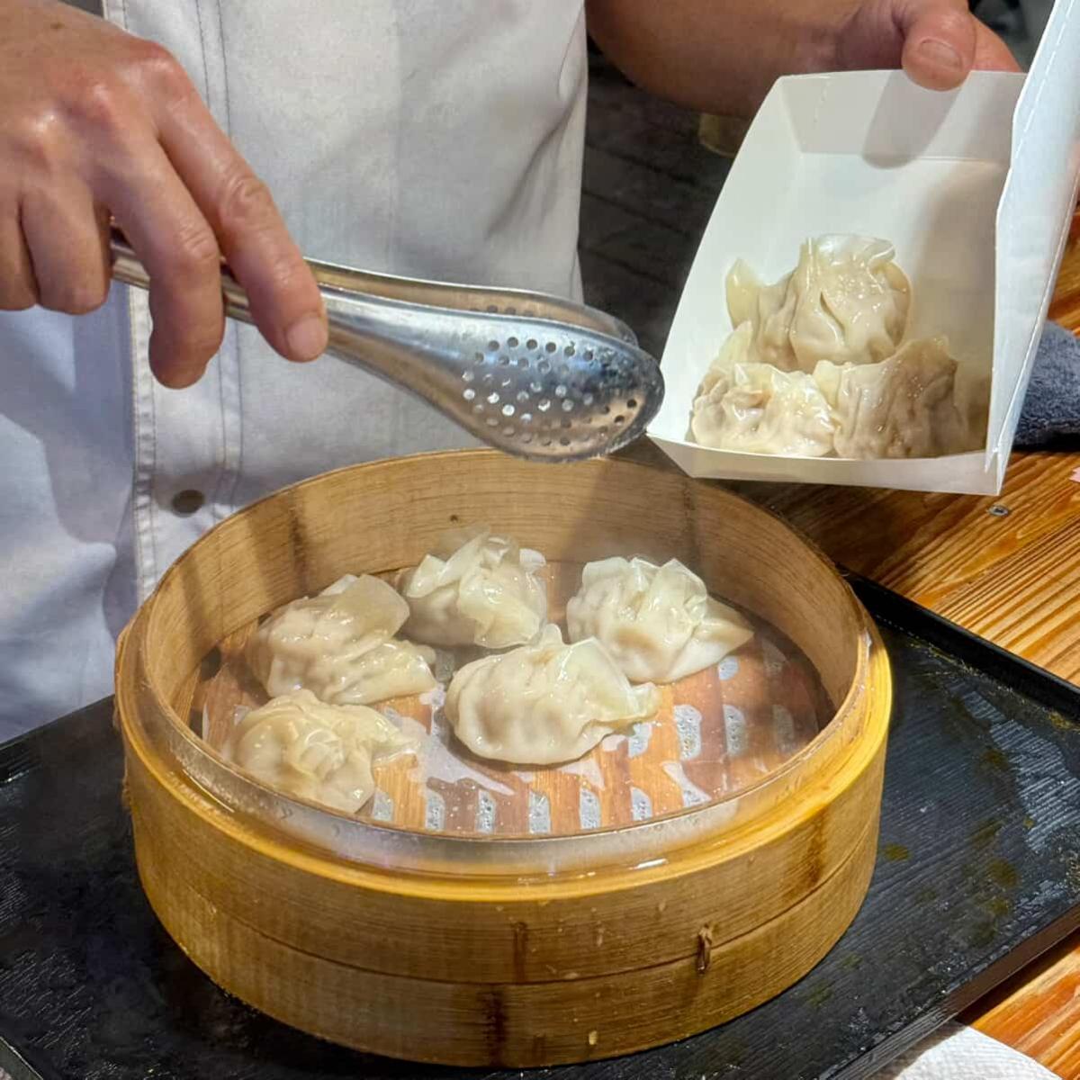 【桃園人帶路】中壢夜市必吃人氣銅板美食Top7！日寶蔥油餅、簡師傅麻辣臭豆腐...沒排隊吃不到