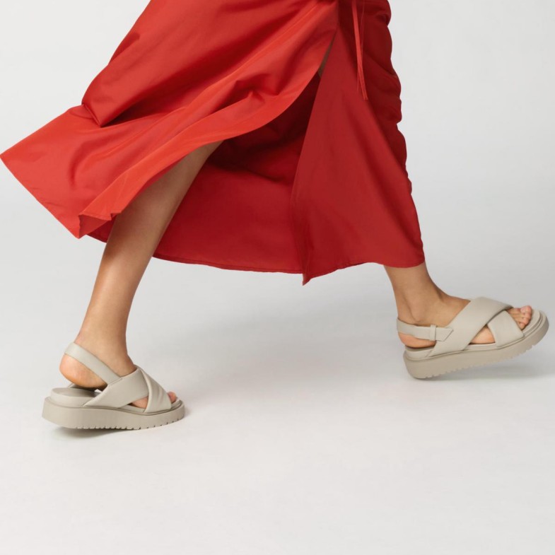 2025百搭「平價涼鞋」推薦10款：小CK、Zara質感必備，「這款」厚底顯瘦