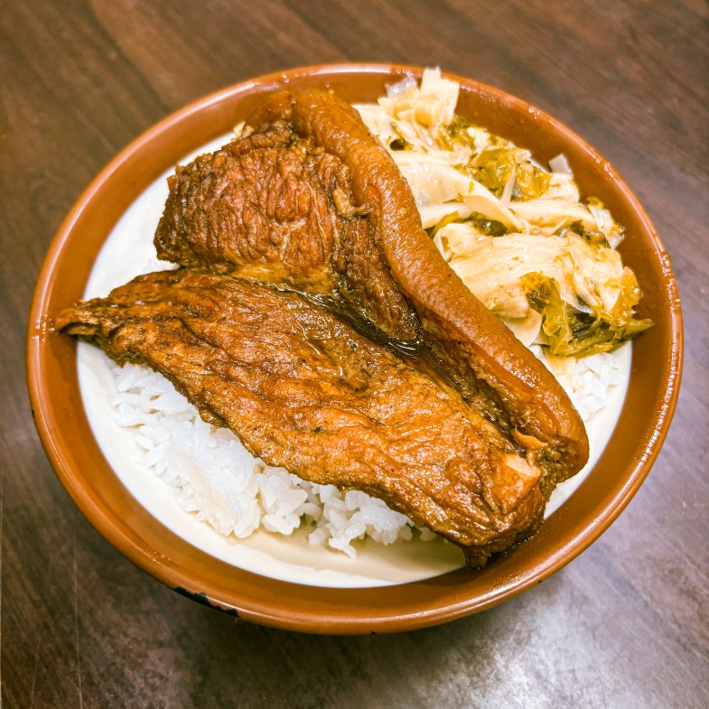 【食間到】華西街「阿鴻知高飯」飄香50年！焢肉飯、鱸魚湯24都能吃