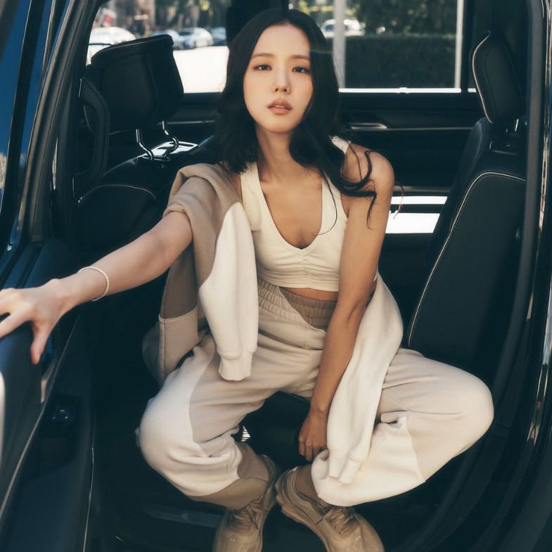 夏天底妝怎麼持久？化妝師教你Jisoo「透明感」定妝法，出油、爆汗也不脫妝 