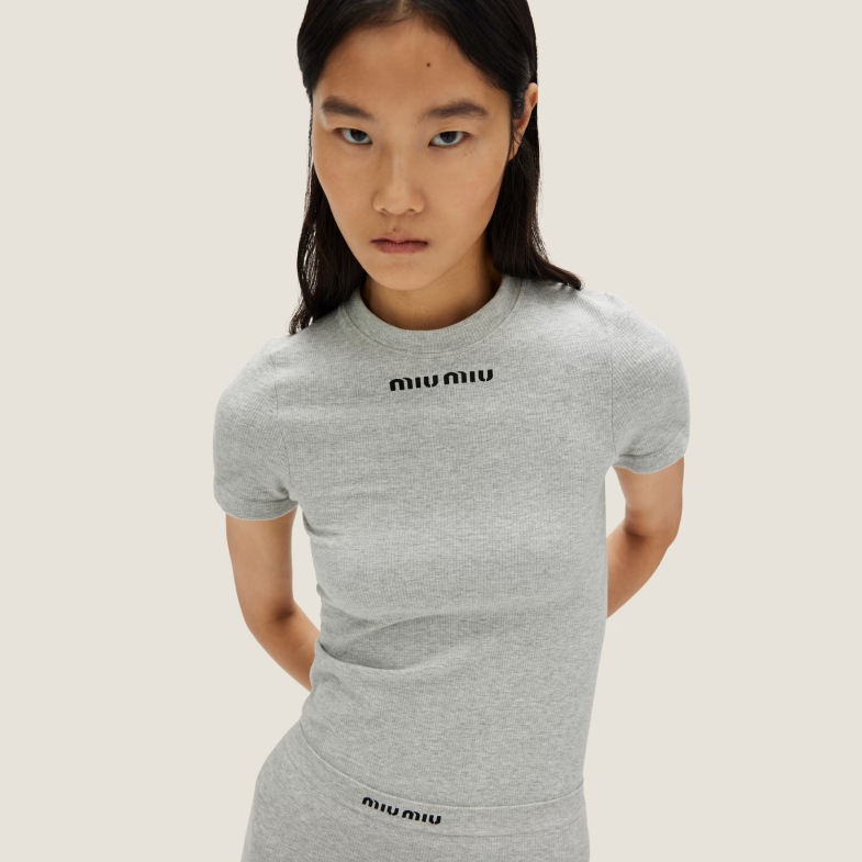 2025精品「Logo T恤」推薦15款！Loewe立體刺繡，AMI Paris「愛心A字」萬元內入手