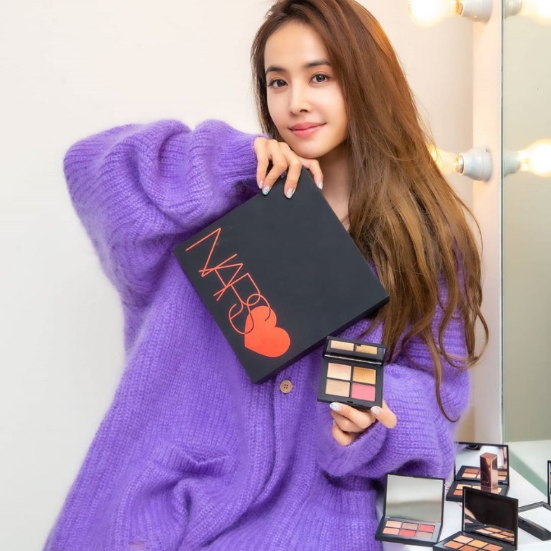 Jolin蔡依林在家當起美妝博主？最愛用彩妝是"它“，這個粉餅保證外出完美不脫妝