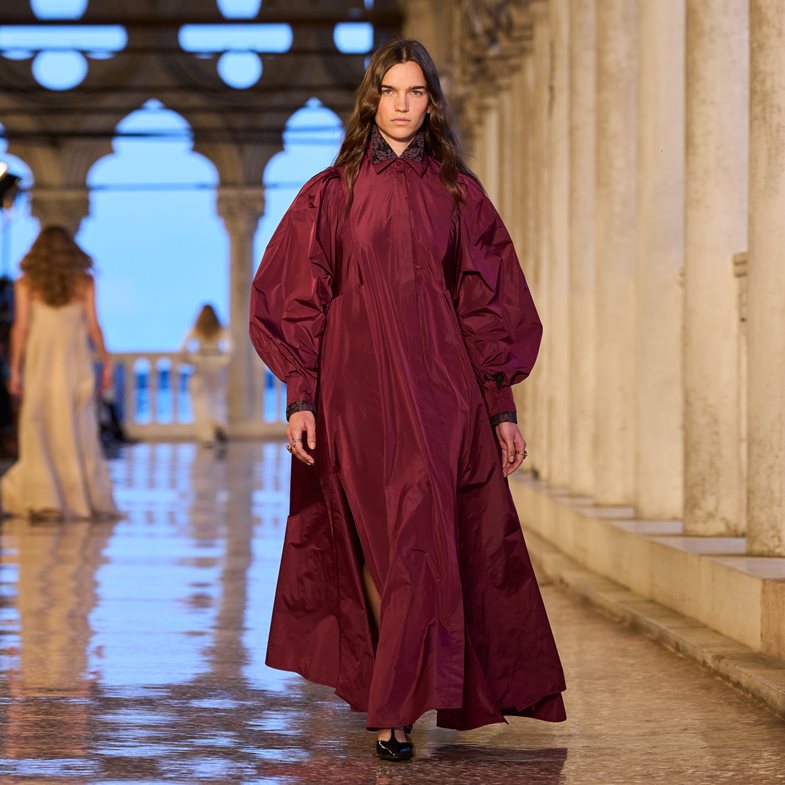 Max Mara 2025 早春前往威尼斯，細緻蠶絲布料、俐落剪裁、花卉元素…五大亮點，展現女性的堅毅帥氣！
