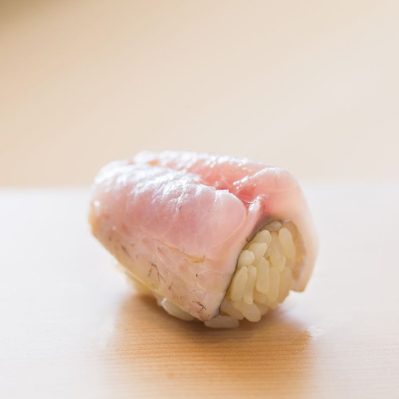 生魚片怎麼吃才安全？紅肉、白肉魚判斷大不同，醫曝「4種人」最好別碰！